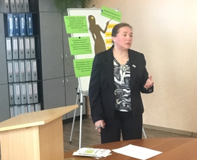 Доцент Барна О.В. презентує  студентам переваги навчання на спеціальності «Середня освіта. Інформатика»